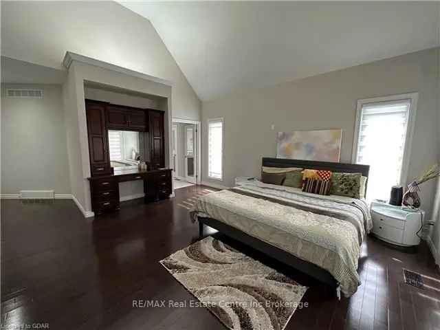 Luxury Upper Level Home 3 Beds 3 Baths Huge Backyard Near 401