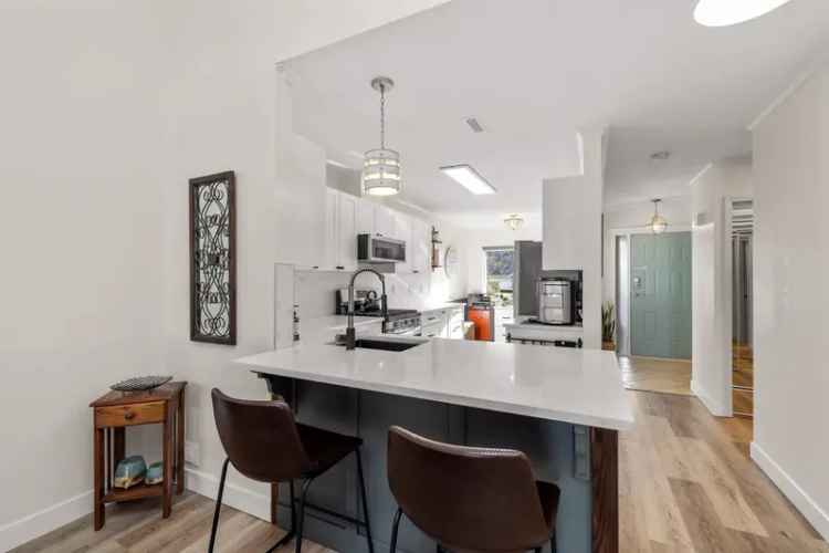 Renovated Family Townhouse in Gated Douglas Point Community