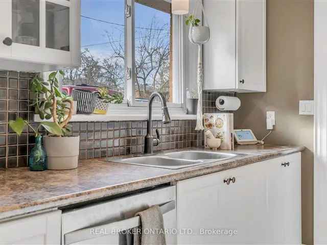 Stunning Applewood Semi-Detached Home 4 Beds 2 Baths