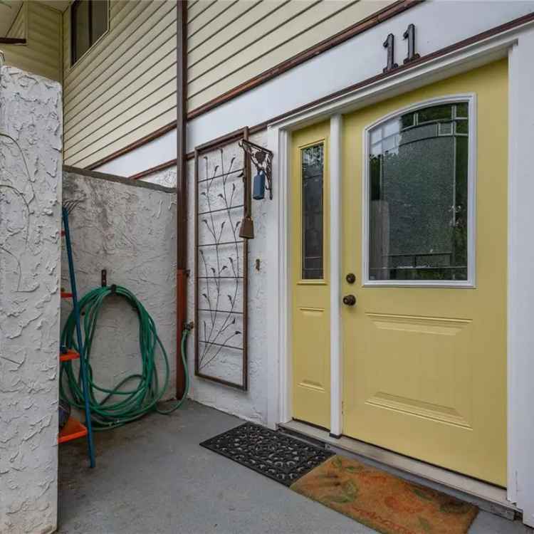 Updated 3 Bed Townhouse Near Recreation