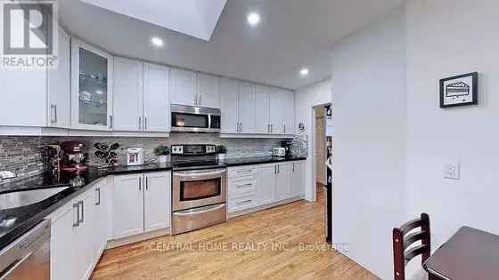 3 rooms apartment of 295 m² in Toronto