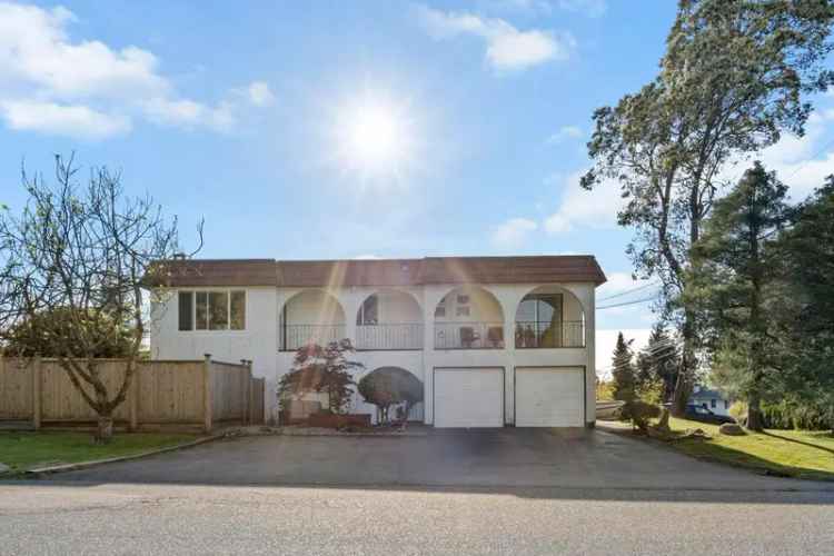 2376 Sqft Family Home with RD3 Zoning - Investment Opportunity