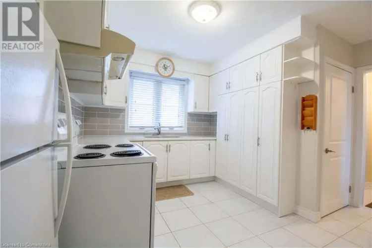 3 Bedroom Bungalow in Hampton Heights Updated Bath Wet Bar