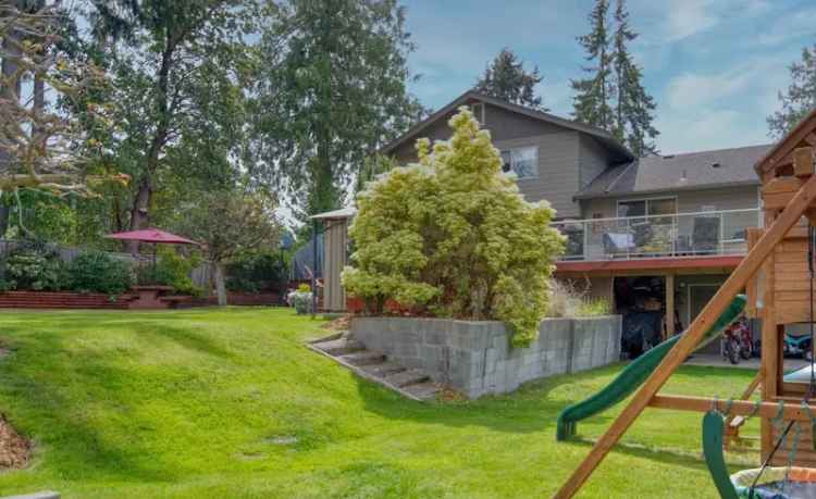 West Sechelt Family Home 4 Bedroom 3 Level Split
