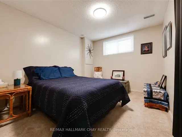 Family Home in Barrie Northwest Updated Kitchen Finished Basement