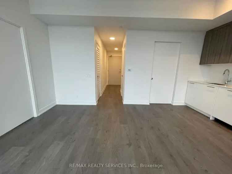 Rent Beautiful 1 Plus Den Apartment in Northwest Brampton with Parking