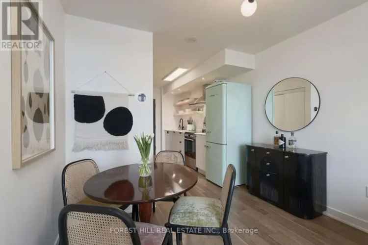 King West 2-Storey Loft - Modern Kitchen, Den, Walk-in Closet