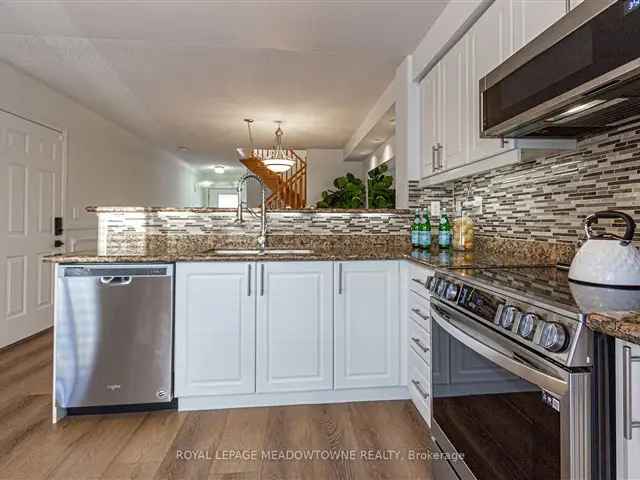 Townhouse For Sale in 431, Baverstock Crescent, Milton, Ontario