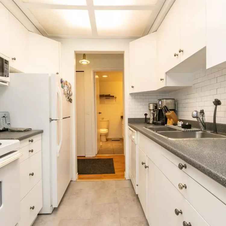 Modern 2-Bed Penthouse Apartment in Brentwood
