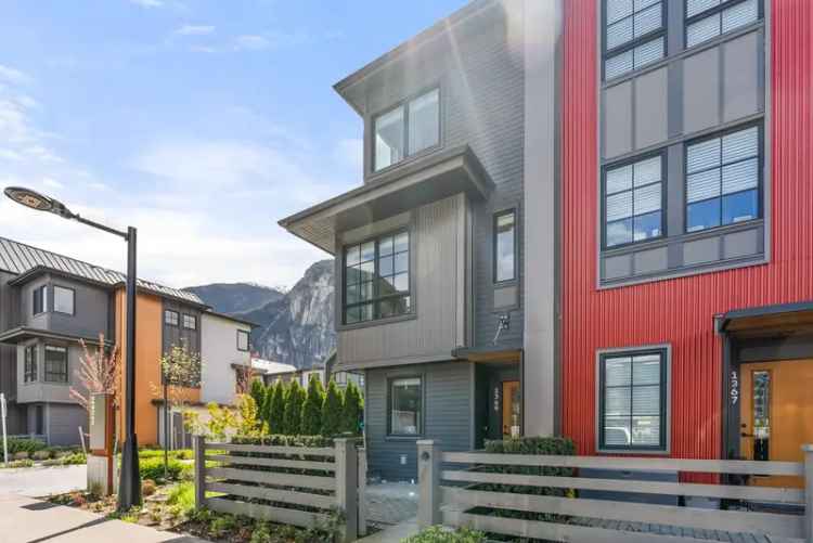 A $1,025,000.00 Townhouse with 3 bedrooms in Valleycliffe, Squamish