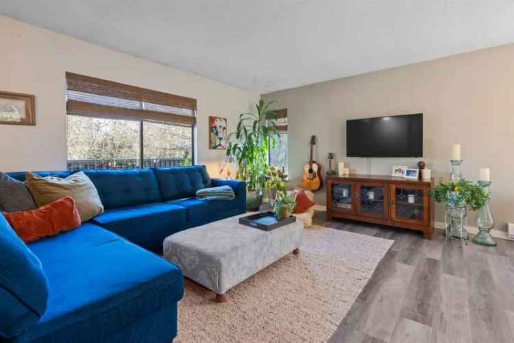 Charming 2-Bed Townhouse with Renovated Bathrooms and Updated Kitchen