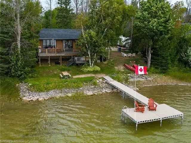 Waterfront Four Season Cottage on Miller Lake