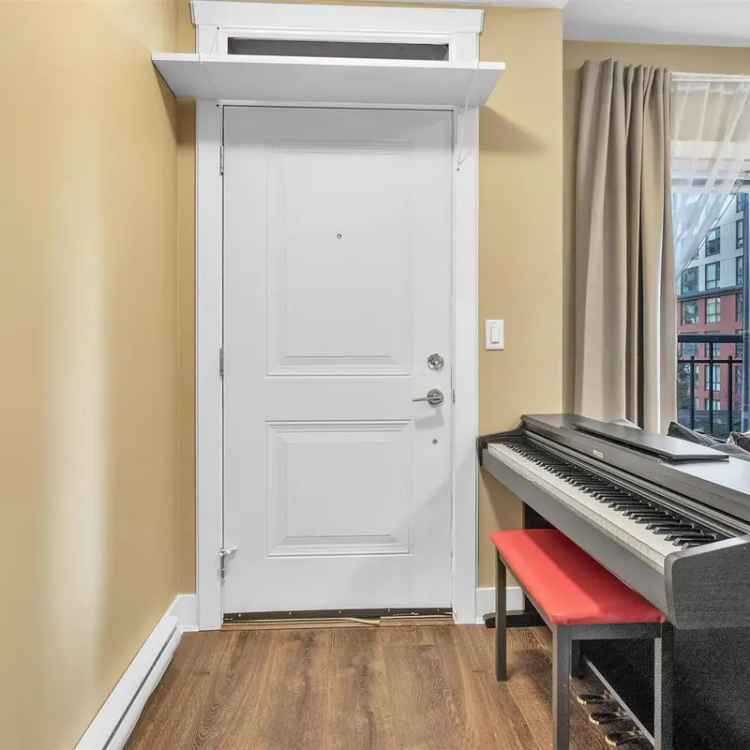 Updated 1-Bedroom Townhome Near Skytrain