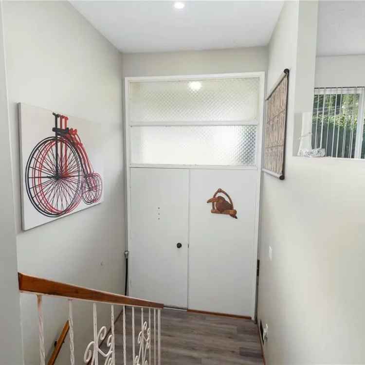 Sayward Village 4-Bedroom Home with Mountain and Ocean Views