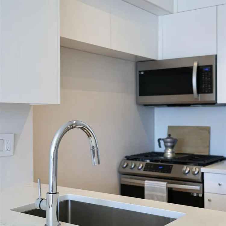 Luxury Coal Harbour 1-Bedroom Suite Fully Renovated