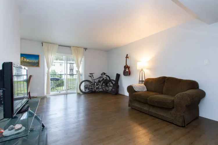 A $430,000.00 Apartment/Condo with 3 bedrooms in Valleycliffe, Squamish