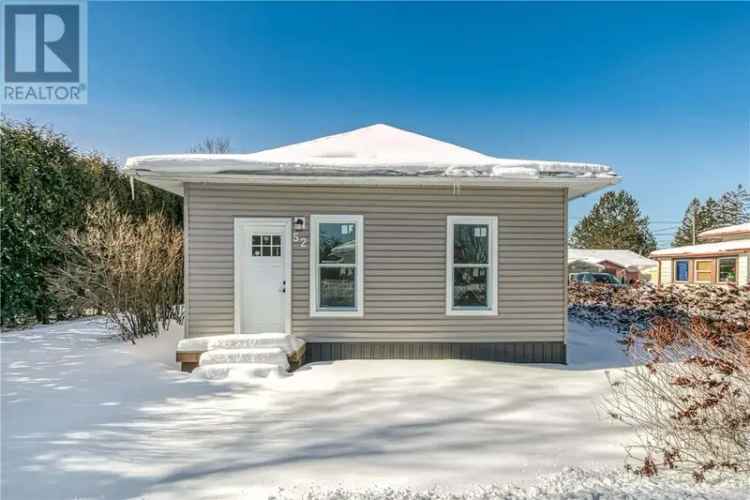 Cozy 2-Bedroom Bungalow in Coniston - Updated Kitchen and Bathroom