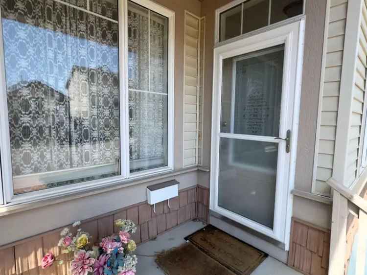 2 Storey Home in Tuscany NW Calgary - Family Friendly