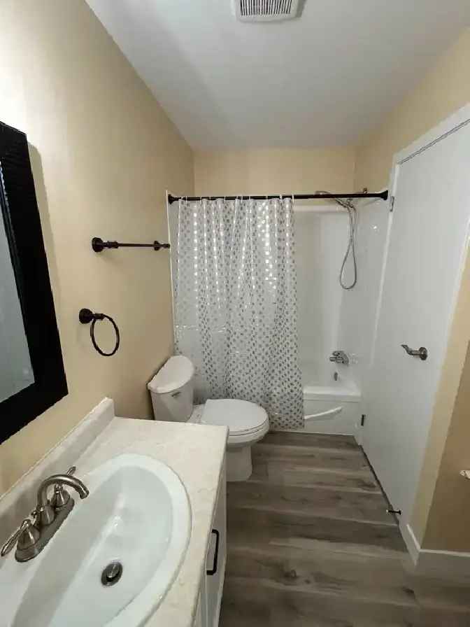 2-Bedroom Condo near Airport Fully Renovated Spacious