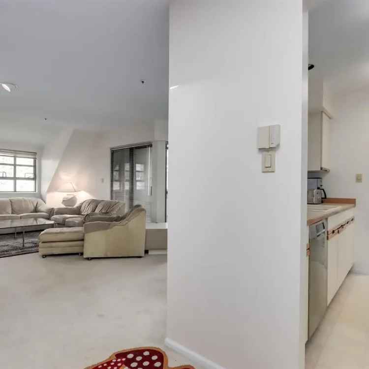 Bright Spacious Top Floor Suite in Connaught Gardens