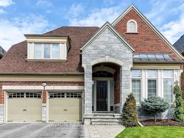 Beautiful Turn Key Home in Oak Ridges with Ravine Views