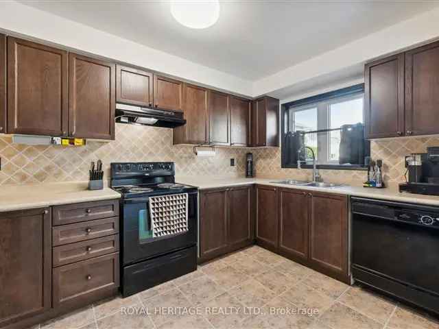 Townhouse For Sale in Whitby, Ontario