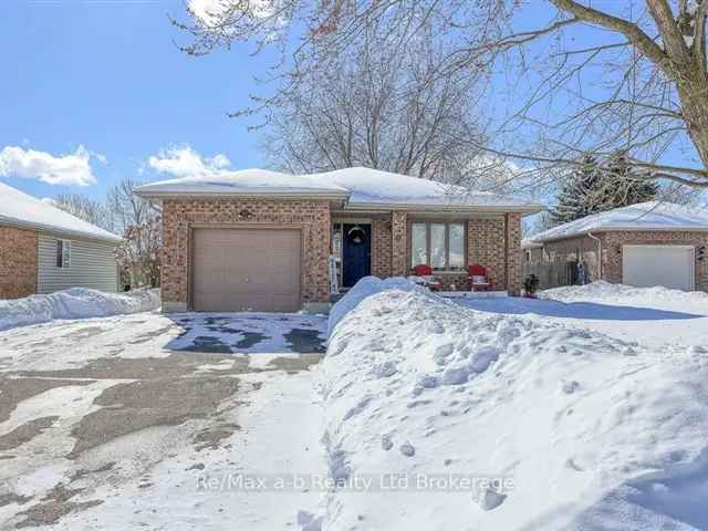 All Brick Bungalow 3+1 Bedrooms 2 Bathrooms Family Home