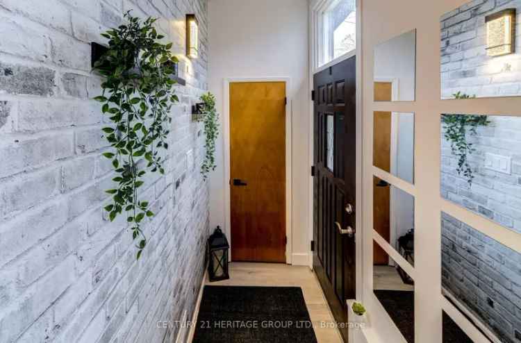 Updated Midland Semi-Detached Home 2+1 Beds 2 Baths