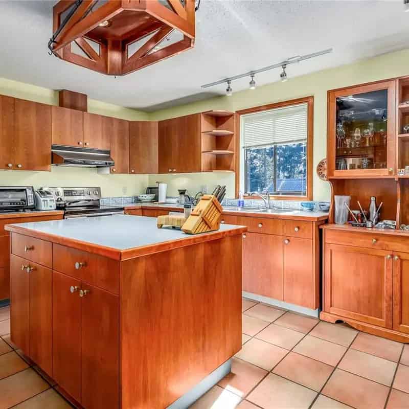 Comox Family Home 4 Bed 3 Bath