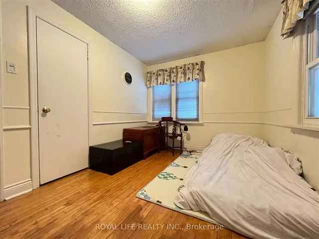 House For Sale in Toronto, Ontario