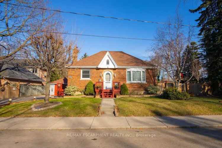 House For Sale in Oakville, Ontario