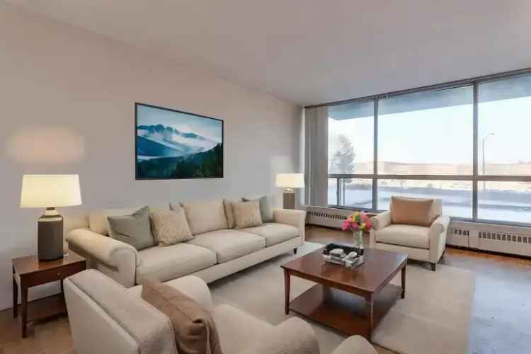 Rent Apartment in Toronto with City Views and Nearby Amenities