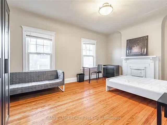 4-Bedroom Trinity Bellwoods Park Apartment