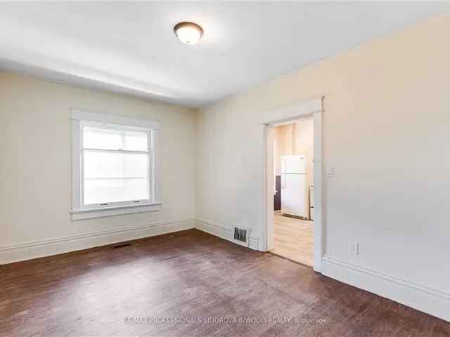 Rare 4 Bedroom Plus Den Home in Junction Triangle