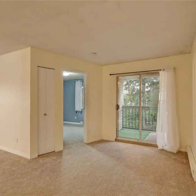 Lakeside Terrace Condo 2 Bed Top Floor Parking