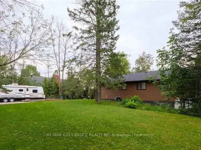 Waterfront Cottage on Miller Lake: 3BR, Modern Kitchen, Spacious Deck