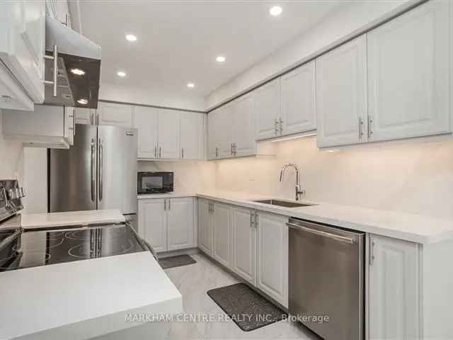 Oak Ridges Freehold Townhome Updated Kitchen Finished Basement