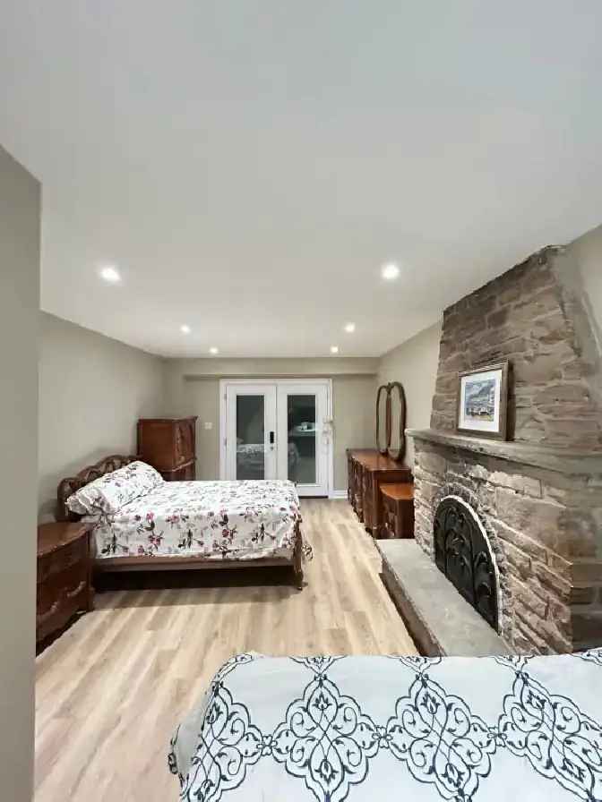 Master bedroom for vegetarian Girls only. Victoria Park/Finch