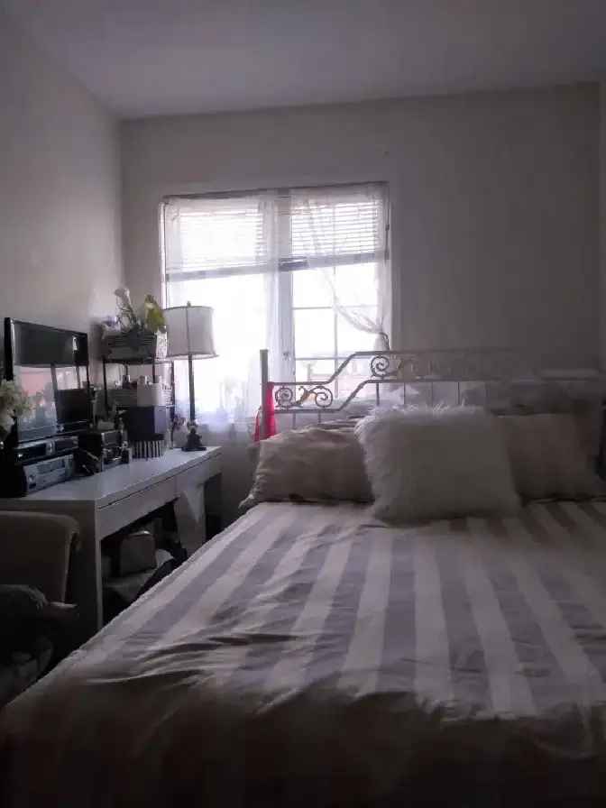 York U 3rd Flr Room for Female Student