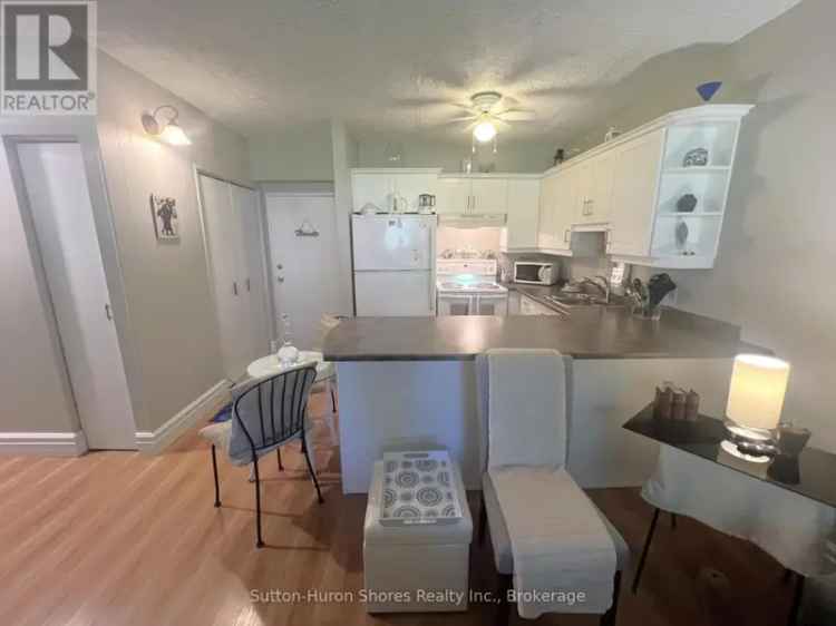 Southampton Condo near Beach 2-Bedroom Pool Parking