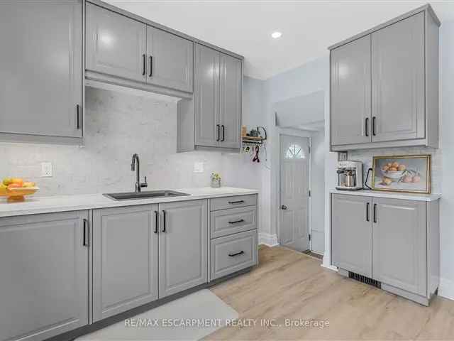 Beamsville 1.5 Storey Home - Updated Kitchen & Bathroom