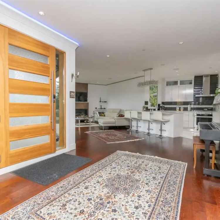 Deep Cove Waterfront Estate House for Rent