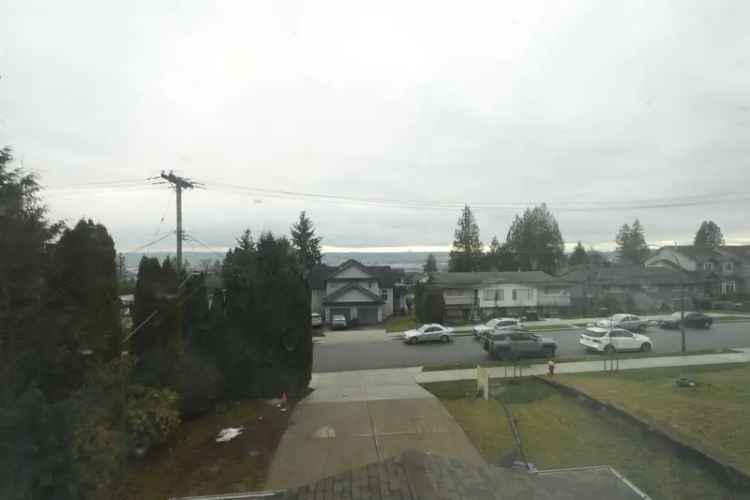 3-Bedroom Half Duplex with Fraser River Views