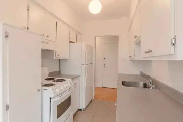 2-Bed Apartment in Outremont 698 sq ft