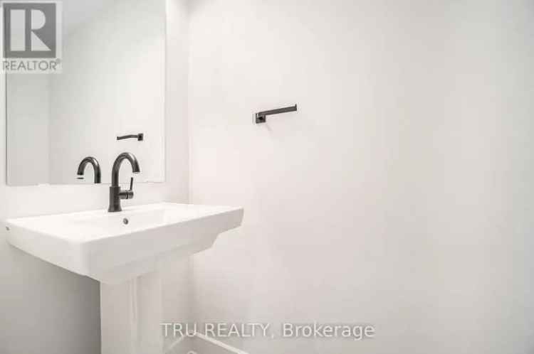 3-Bedroom Townhome in Place St Thomas Near Ottawa