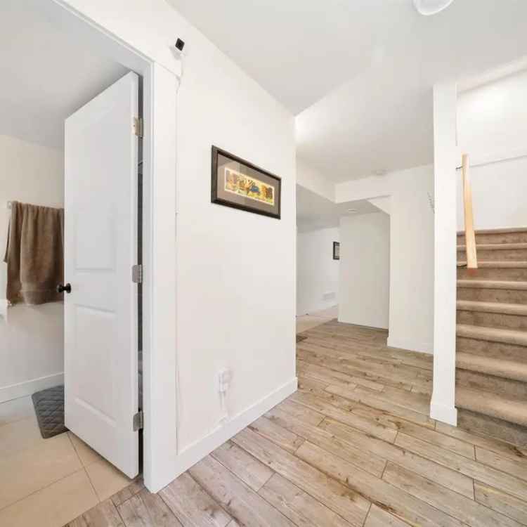 Modern Townhouse in Hope BC - 3 Beds, 2 Baths, Central A/C