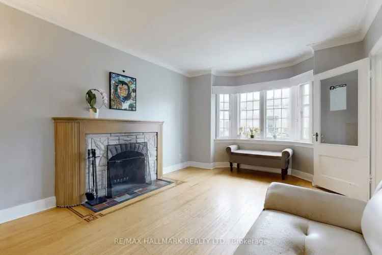Leaside Tudor Bungalow Modern Kitchen Spa Washroom Near LRT