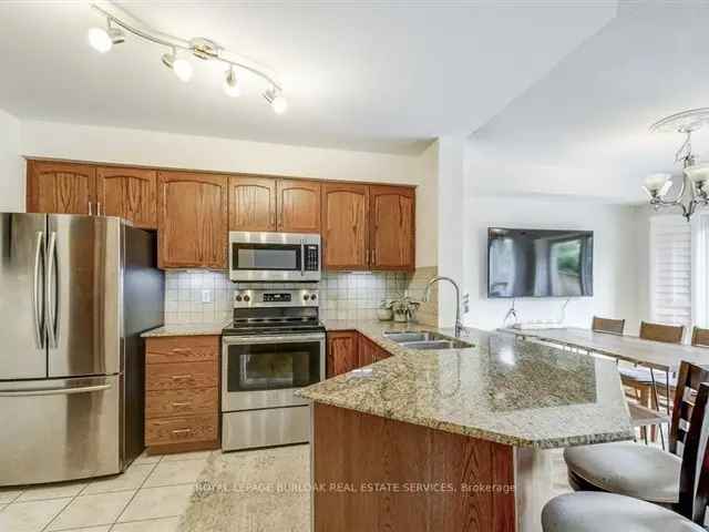 Ancaster Townhome: 3 Beds, Open Concept, Near James Smith Park