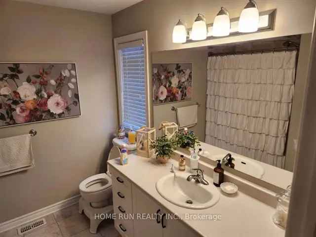 Bright 3-Bedroom Home in Kanata Lakes Family Friendly