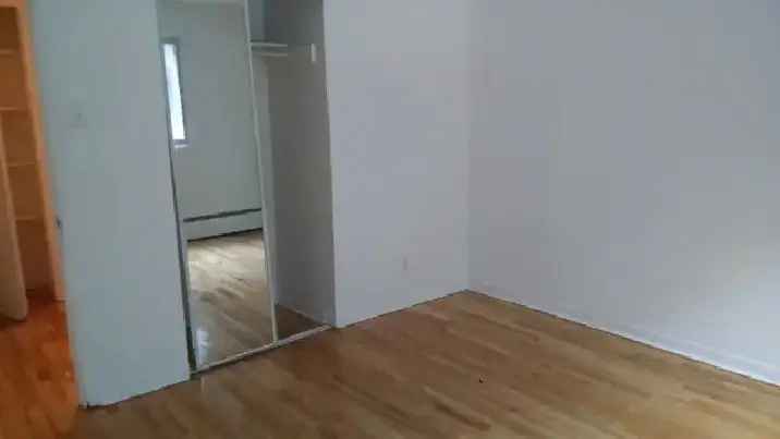 Ahuntsic 3 1\/2 Apartment Near Central Market